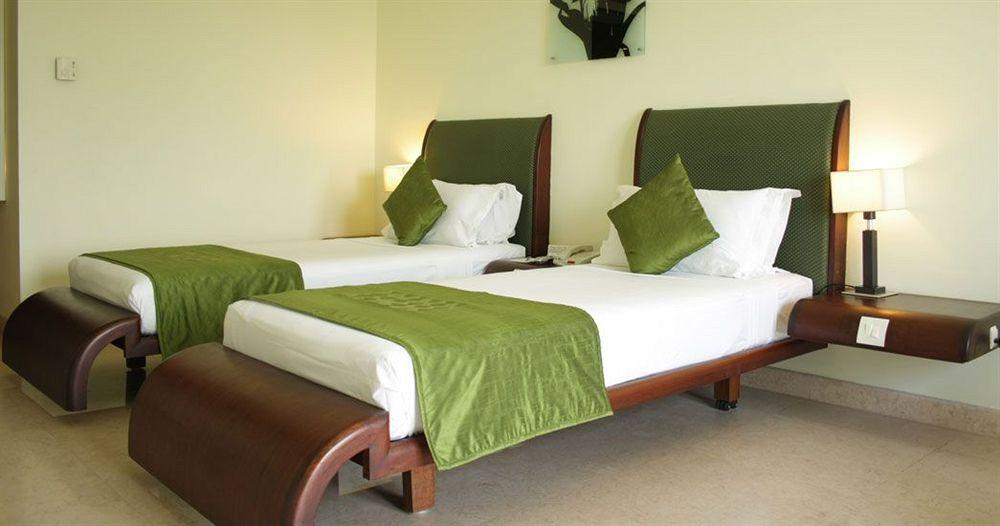 โฮเทล อทิธิ Hotel ปอนดิเชอรี ภายนอก รูปภาพ