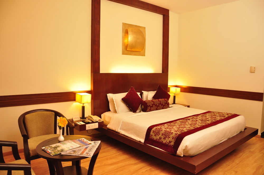 โฮเทล อทิธิ Hotel ปอนดิเชอรี ภายนอก รูปภาพ