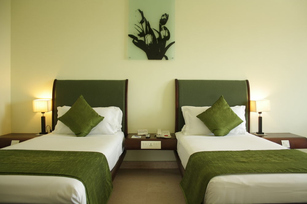 โฮเทล อทิธิ Hotel ปอนดิเชอรี ภายนอก รูปภาพ