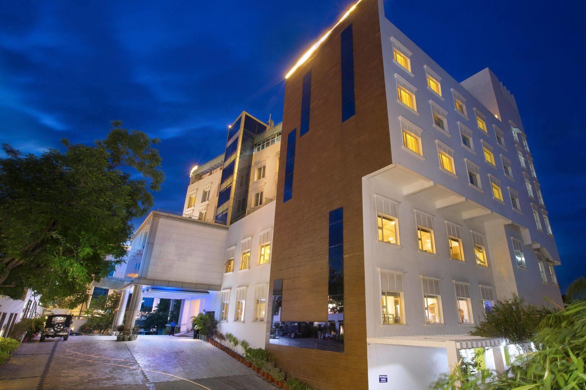 โฮเทล อทิธิ Hotel ปอนดิเชอรี ภายนอก รูปภาพ
