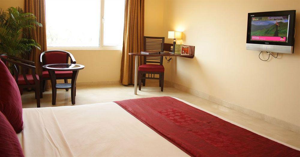 โฮเทล อทิธิ Hotel ปอนดิเชอรี ภายนอก รูปภาพ